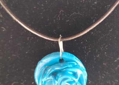 Collana con pendente in ceramica fredda